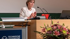 Frau spricht am Pult