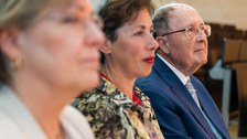 3 Personen in der Bankreihe