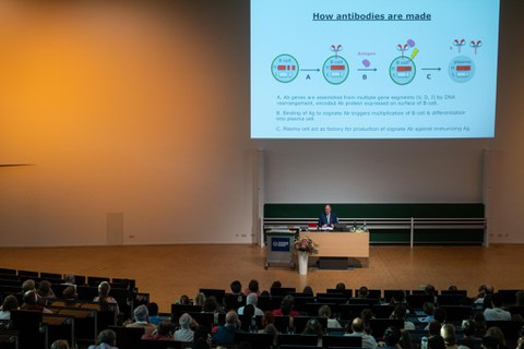 Bild vom hinteren Teil des Hörsaals während des Vortrags