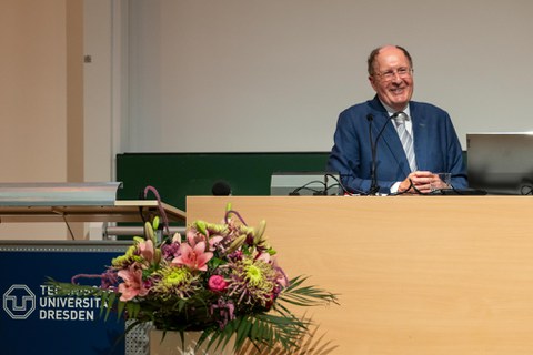 Mann am Pult lächelt
