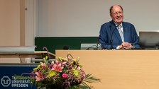 Mann am Pult lächelt