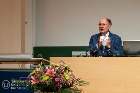 Mann am Pult erklärt