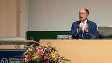 Mann am Pult erklärt