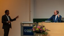 2 Männer vorne im Hörsaal