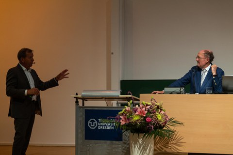 2 Männer vorne im Hörsaal