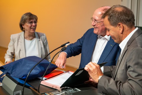 Redner unterschreibt in einem Buch 