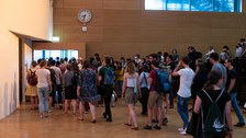 Besucherinnen verlassen den Hörsaal