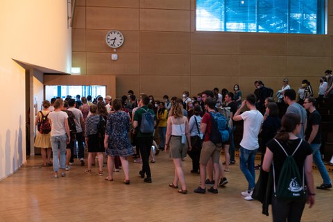 Besucherinnen verlassen den Hörsaal