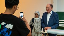 Redner macht Bild mit Besucherin