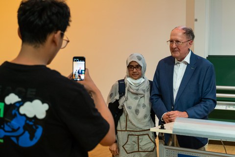 Redner macht Bild mit Besucherin