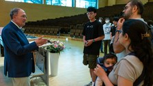 Redner unterhällt sich mit Besucher:innen