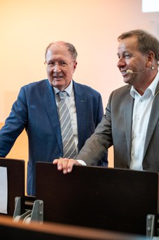 2 Männer stehen am Pult