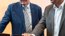 2 Männer stehen am Pult
