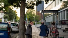 3 Personen laufen vom Fotograffen weg