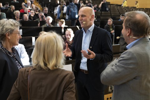 Benjamin List redet mit Besuchern