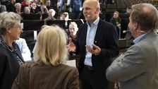 Benjamin List redet mit Besuchern