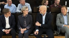 Benjamin List sitzt im Audimax