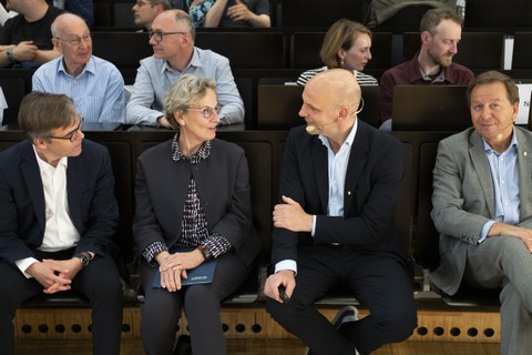 Benjamin List sitzt im Audimax