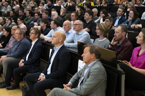 Benjamin List sitzt im Audimax