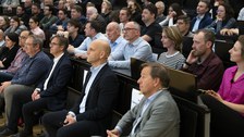 Benjamin List sitzt im Audimax