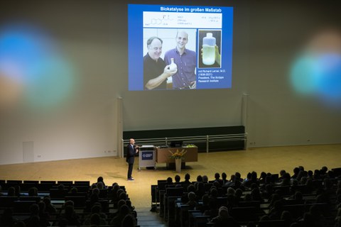 Benjamin List und volle Reihen 