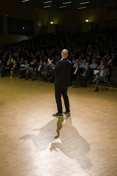 Benjamin List vor vollen Reihen
