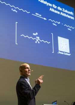 Benjamin List vor seiner Präsentation