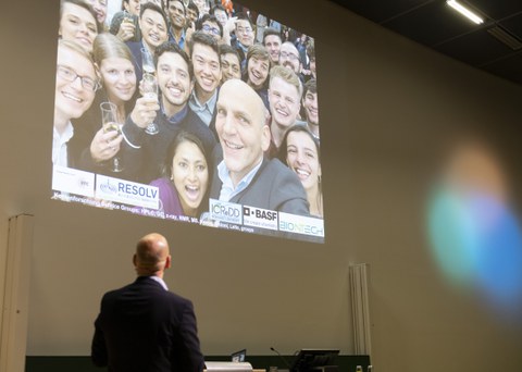 Benjamin List und ein Bild seines Teams