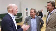 Benjamin List redet mit Besuchern