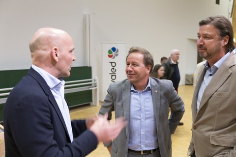 Benjamin List redet mit Besuchern