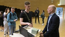 Benjamin List redet mit Besuchern