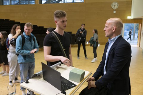 Benjamin List redet mit Besuchern
