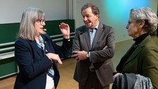 Donna Strickland spricht mit Clemens Kirschbaum und Ursula M. Staudinger, Rektorin der TU Dresden.