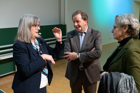 Donna Strickland spricht mit Clemens Kirschbaum und Ursula M. Staudinger, Rektorin der TU Dresden.