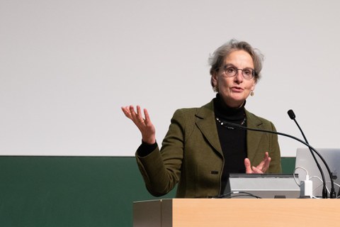 Ursula M. Staudinger spricht am Pult des Audimax.