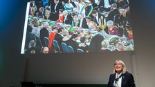 Donna Strickland zeigt in ihrer Präsentation Bilder von der Nobelpreisverleihung.