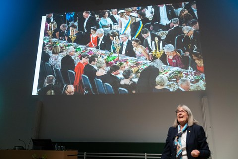 Donna Strickland zeigt in ihrer Präsentation Bilder von der Nobelpreisverleihung.