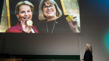 Donna Strickland zeigt in ihrer Präsentation ein Bild mit der Nobelpreismedaille. 
