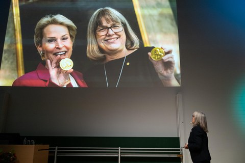 Donna Strickland zeigt in ihrer Präsentation ein Bild mit der Nobelpreismedaille. 