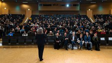 Donna Strickland steht vor Publikum im Audimax der TU Dresden.