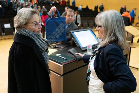Ursula Staudinger spricht mit Donna Strickland.