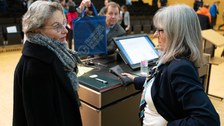 Ursula Staudinger spricht mit Donna Strickland.