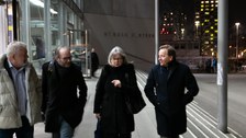 Vor dem Hörsaalzentrum der TU Dresden gehen Donna Strickland mit Clemens Kirschbaum und Stefan Kaiser.