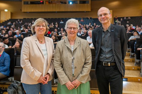 Bild von Prof. Dr. Angela Rösen-Wolff, Prof. Dr. Anne L´Huillier und Prof. Dr. Carsten Timm