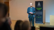 Prof. Dr. Carsten Timm kündigt die Nobelpreisträgerin an