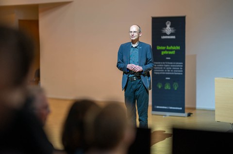 Prof. Dr. Carsten Timm kündigt die Nobelpreisträgerin an