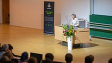 Prof. Dr. Angela Rösen-Wolff begrüßt die Nobelpreisträgerin
