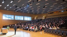 Prof. Dr. Carsten Timm vor dem vollen Audimax der TU Dresden