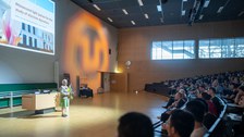 Nobelpreisträgerin für Physik Anne L’Huillier am Anfang ihres Vortrags
