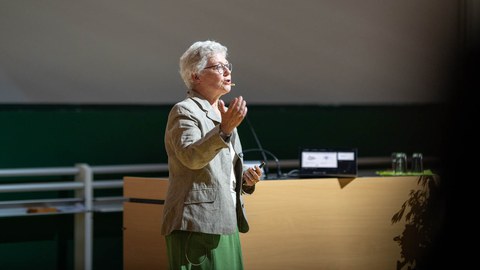 Anne L’Huillier vor ihrem Pult